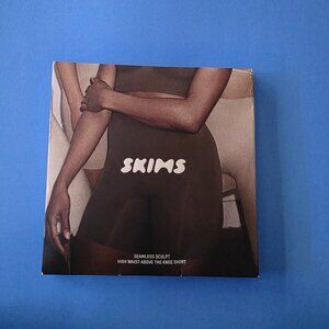 Skims seamless sculpt above the knee high waist shorts